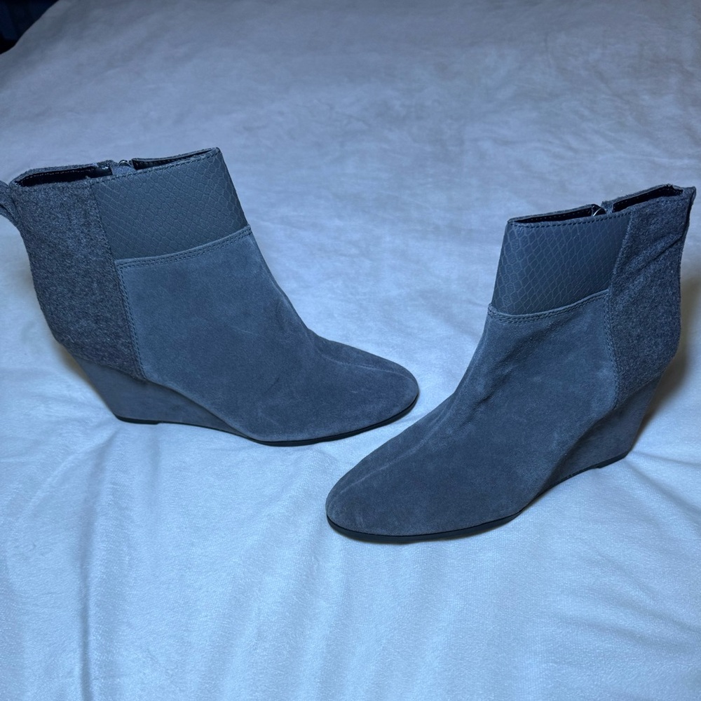 Tahari Sutton Wedge Bootie Gray Size 7 1/2 Leather
